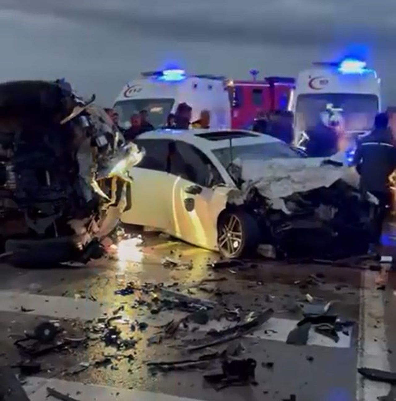 AKSARAY’DA 2 ARACIN KAFA KAFAYA ÇARPIŞMASI SONUCU MEYDANA GELEN TRAFİK KAZASINDA 2 SÜRÜCÜ DE AĞIR...