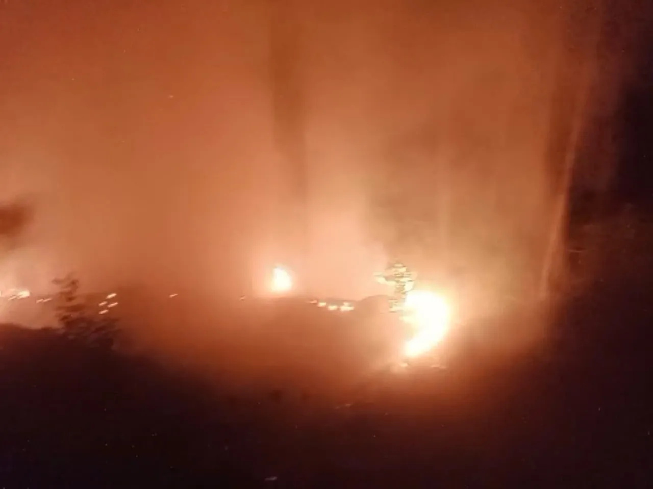 ALANYA İLÇESİNDE ORMANLIK ALANDA ÇIKAN YANGIN, EKİPLERİN YAKLAŞIK 2 SAATLİK ÇALIŞMASI SONUCU...