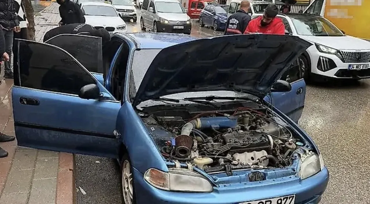 SİİRT'TE PARK HALİNDEKİ OTOMOBİLDE ÇIKAN YANGIN İTFAİYE EKİPLERİNİN MÜDAHALESİYLE BÜYÜMEDEN...