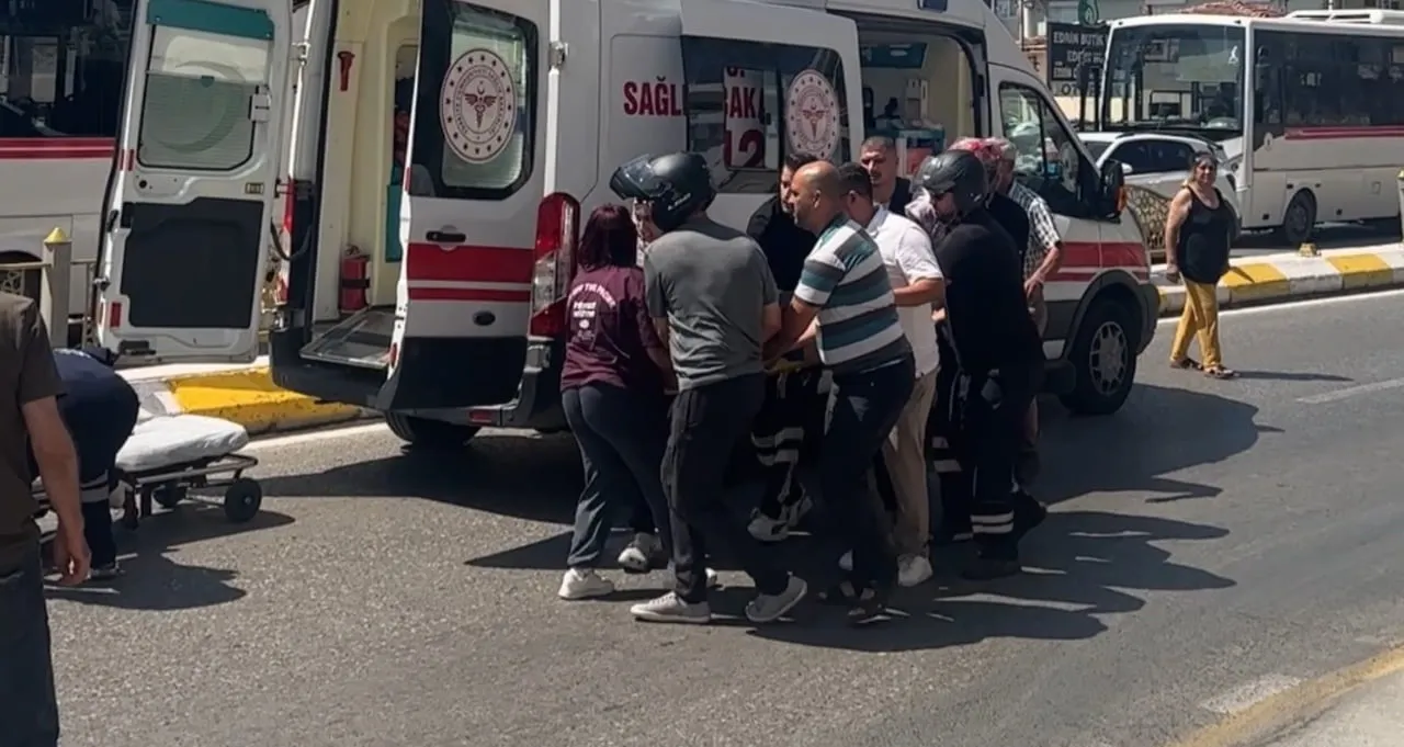 EDİRNE'DE MİNİBÜS İLE MOTOSİKLETİN ÇARPIŞMASI SONUCU MEYDANA GELEN KAZADA MOTOSİKLET SÜRÜCÜSÜ...