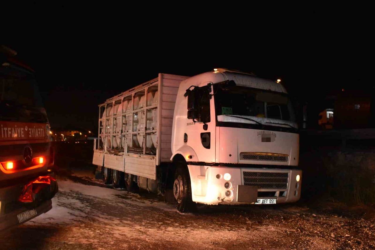 SAKARYA'NİN HENDEK İLÇESİNDE TUZ RUHU TAŞIYAN KAMYONDAKİ VARİLLERDEN SIZAN KİMYASAL MADDEDEN GAZ...