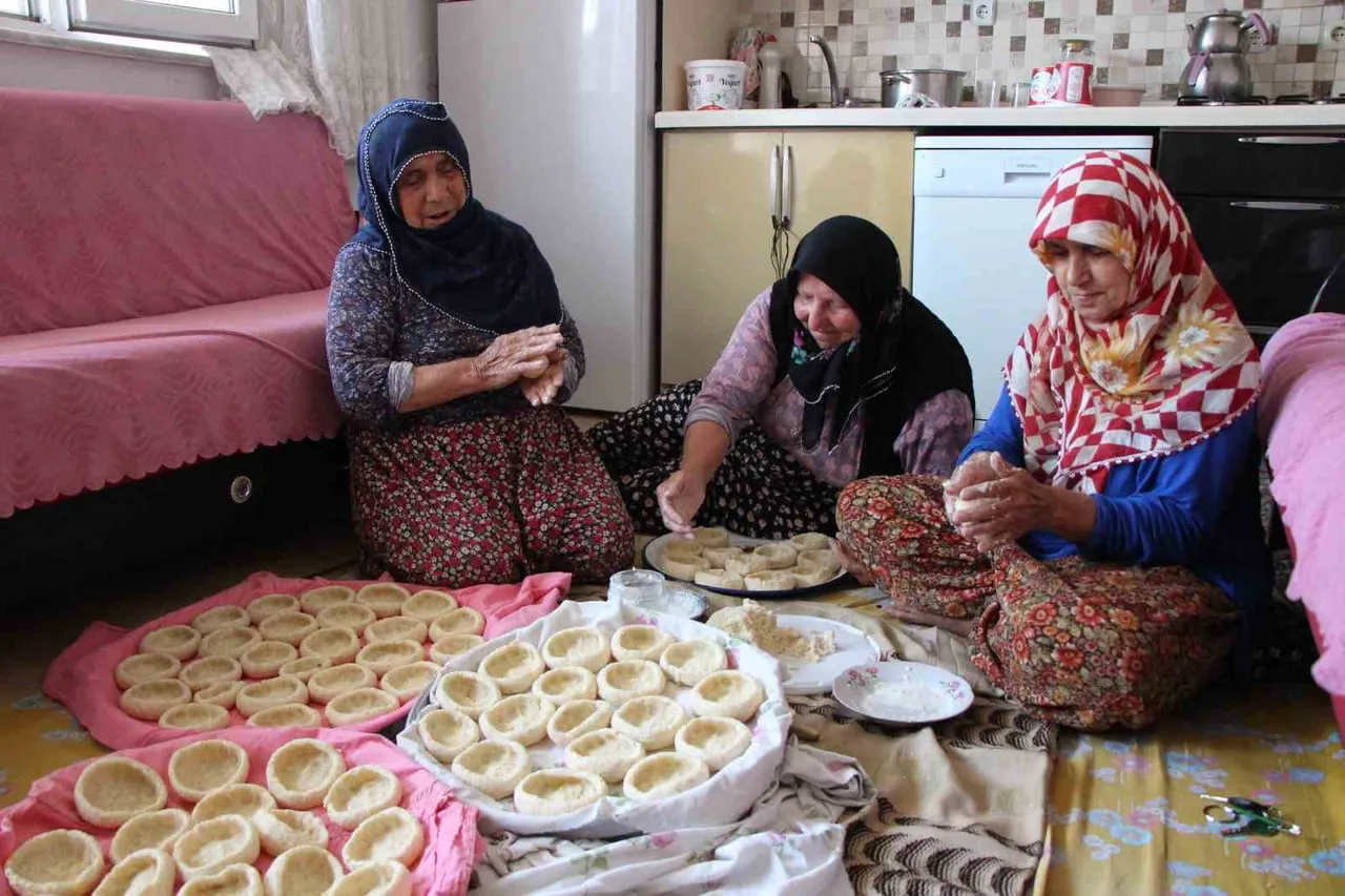 AMASYA'NIN TAŞOVA İLÇESİNE BAĞLI ALPASLAN KÖYÜNDE GELENEKSEL ‘ÇANAK TARHANA' MESAİSİ BAŞLADI....