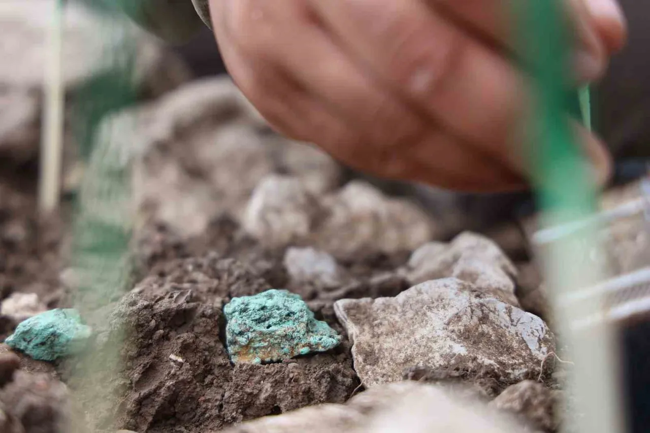 DÜNYA MADENCİLİK TARİHİNE IŞIK TUTACAK YAKLAŞIK 25 ADET MALAKİT VE BAKIR NESNE BULUNDU.