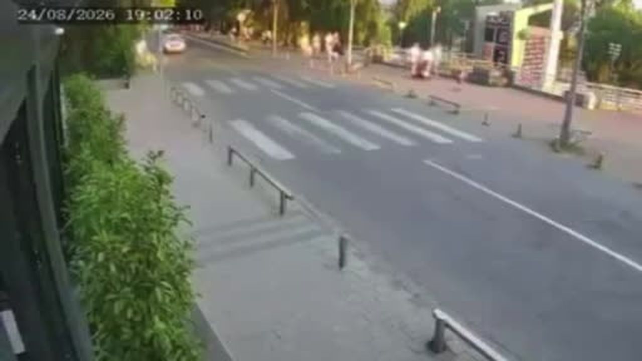Sırbistan’ın Kraljevo şehrinde ehliyetsiz bir sürücü, aracın kontrolünü kaybederek kaldırımda...