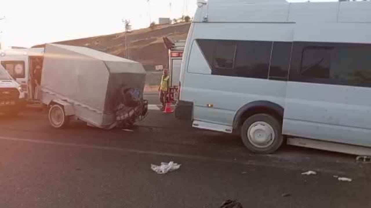 Malatya-Elazığ karayolunda minibüs tıra çarptı: Çok sayıda yaralı var