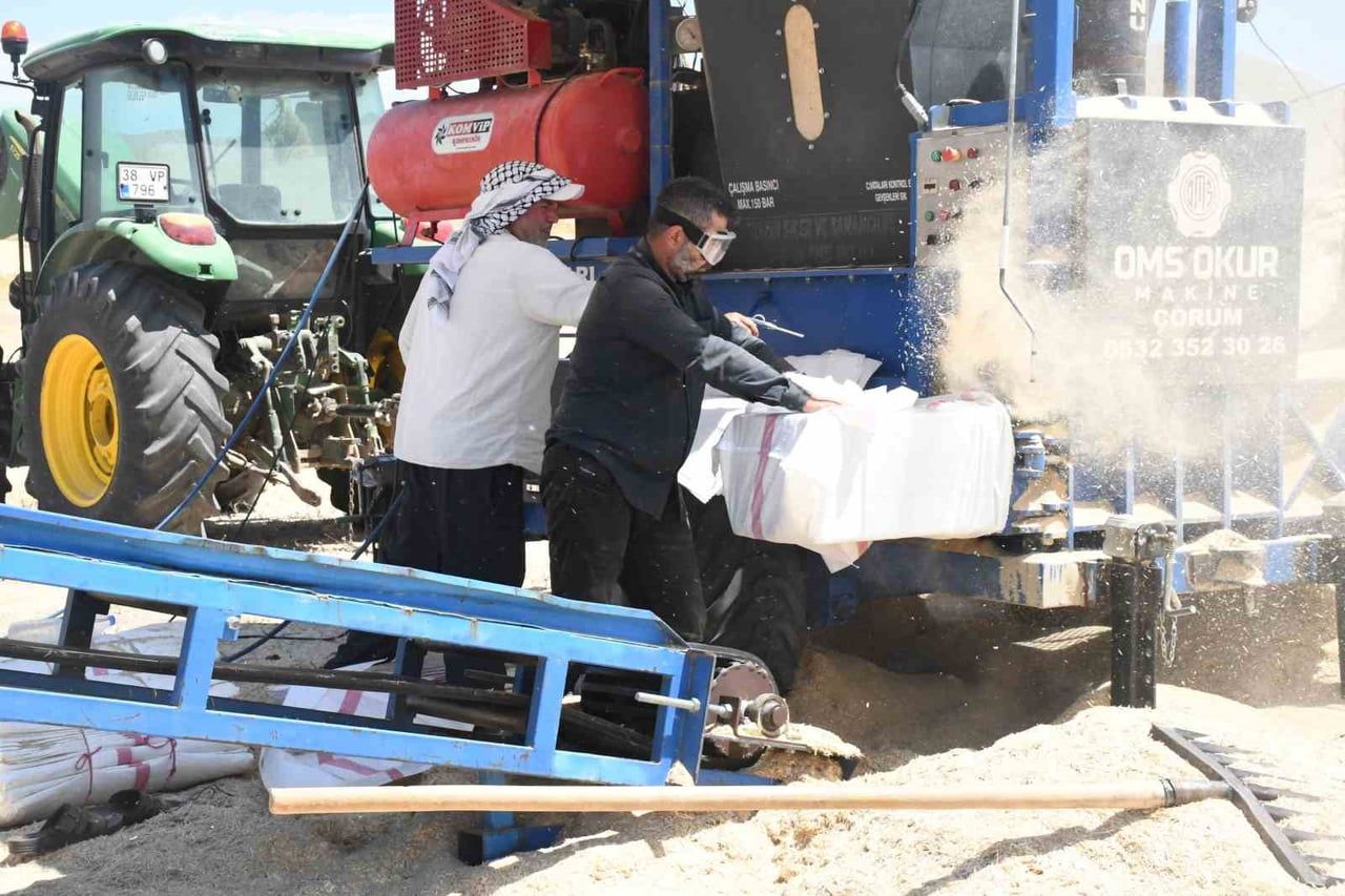 YERKÖY İLÇESİNDE HUBUBAT HASADININ ARDINDAN BİÇERDÖVERLERİN TARLALARDA BIRAKTIĞI SAMANLAR, SAMAN...