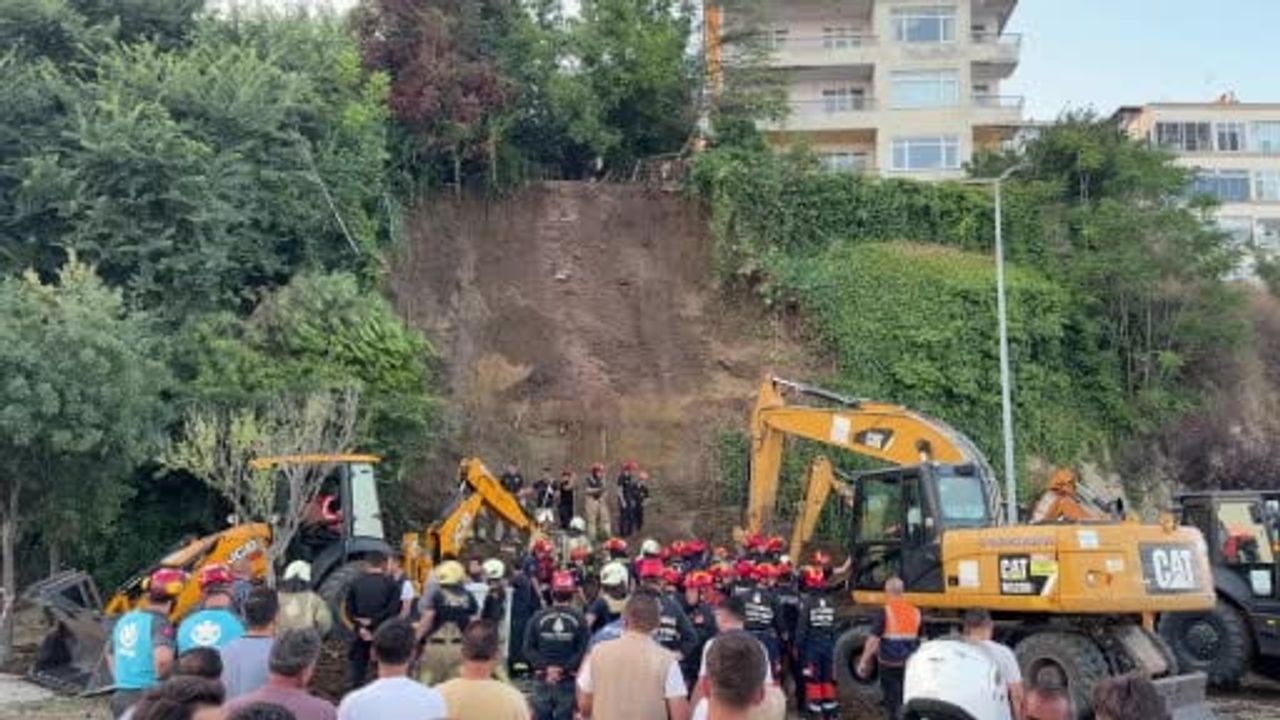 Büyükçekmece Mimar Sinan Sahili'nde toprak kayması