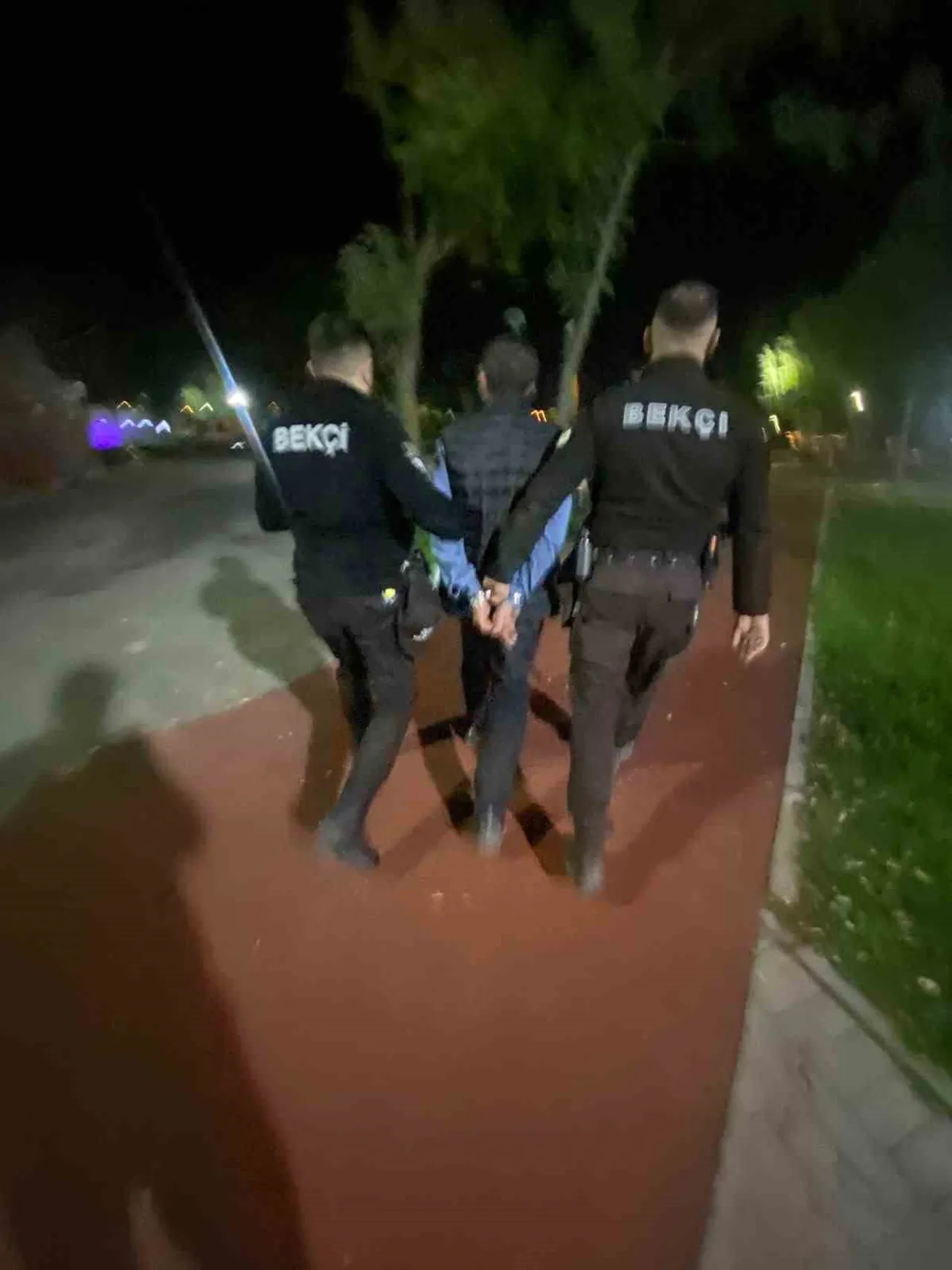 BOLU’DA BEKÇİLERİN ŞÜPHE ÜZERİNE DURDURDUĞU Y.A.’NIN, HAKKINDA KESİNLEŞMİŞ HAPİS CEZASI BULUNAN...