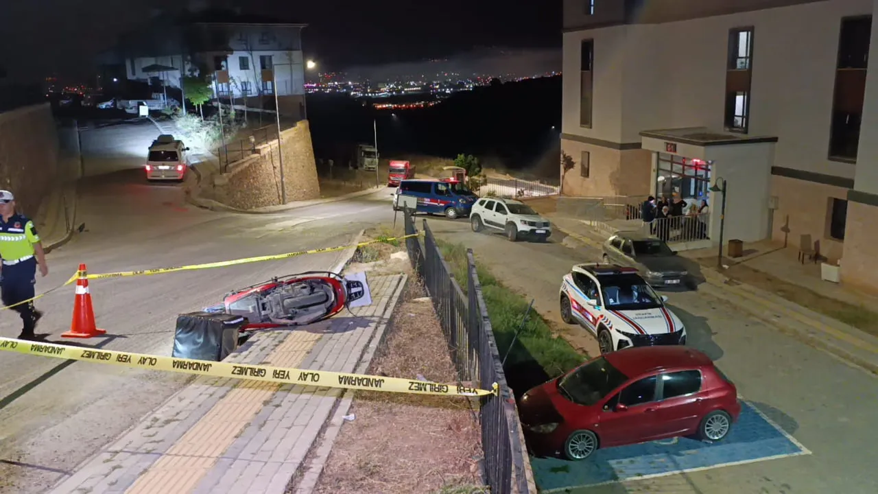 BURSA’NIN İNEGÖL İLÇESİNDE YOKUŞ AŞAĞI KONTROLDEN ÇIKAN MOTOSİKLET KORKULUKLARI AŞARAK YAKLAŞIK 5...