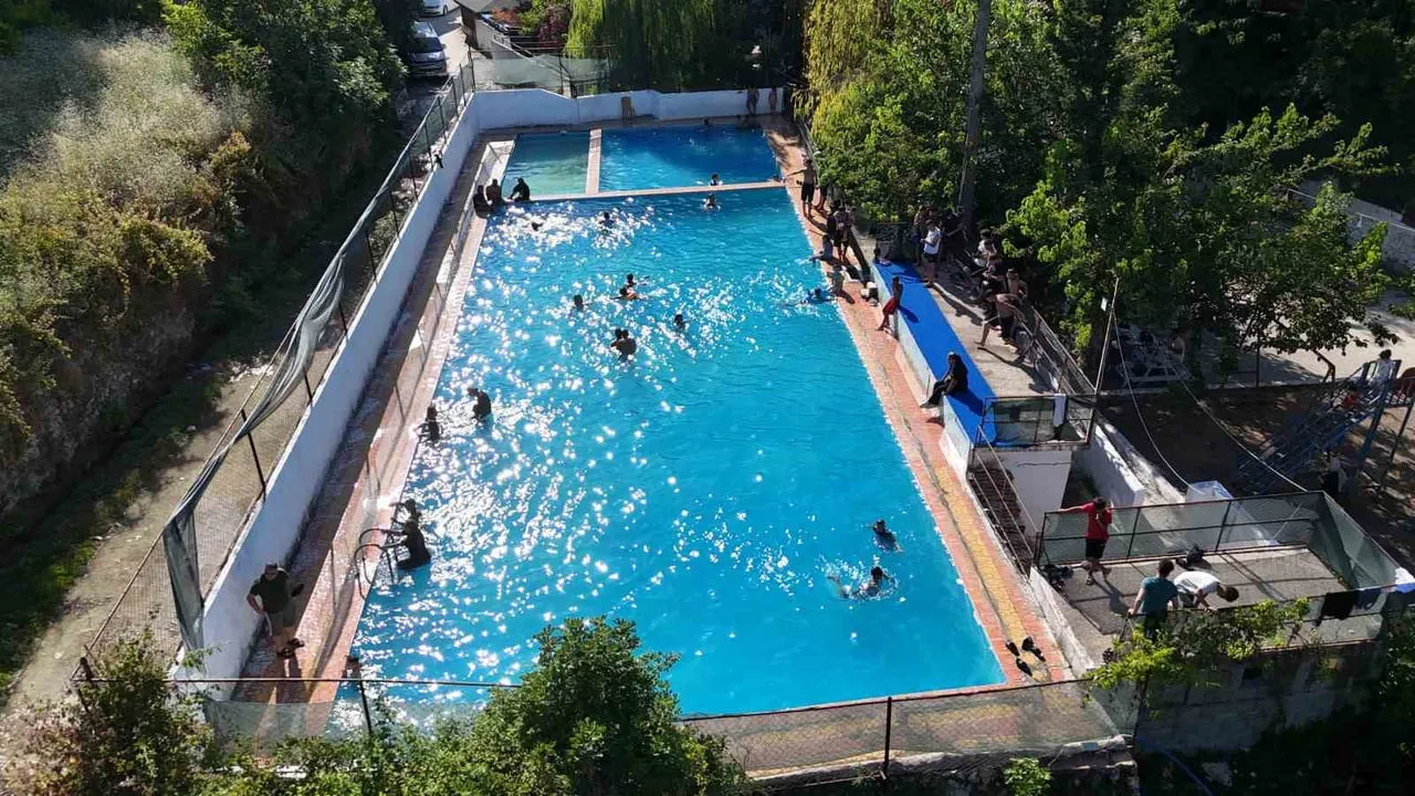 HATAY'DA HAVA SICAKLIKLARININ 40 DERECENİN ÜZERİNE ÇIKMASIYLA BUNALAN VATANDAŞLAR, SERİNLEMEK İÇİN...