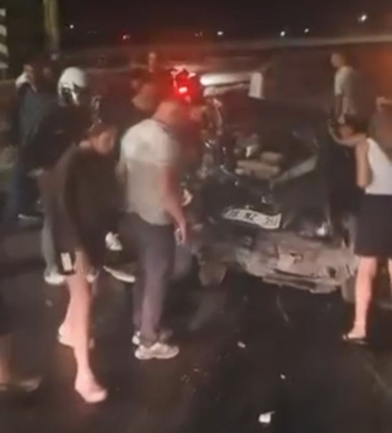 AFYONKARAHİSAR'DA İZNE ÇIKAN ASTSUBAYLARIN TAŞIYAN OTOMOBİLİN KONTROLDEN ÇIKARAK BARİYERLERE...