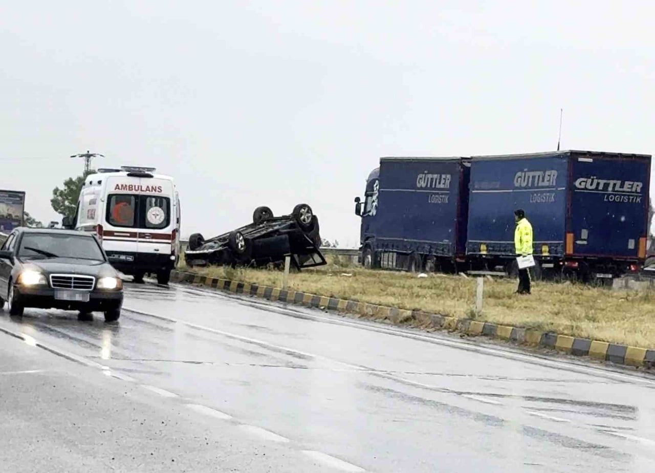 TOSYA İLÇESİNDE SAĞANAK NEDENİYLE KAYGANLAŞAN YOLDA KONTROLDEN ÇIKARAK TAKLA ATAN OTOMOBİLDEKİ 2...