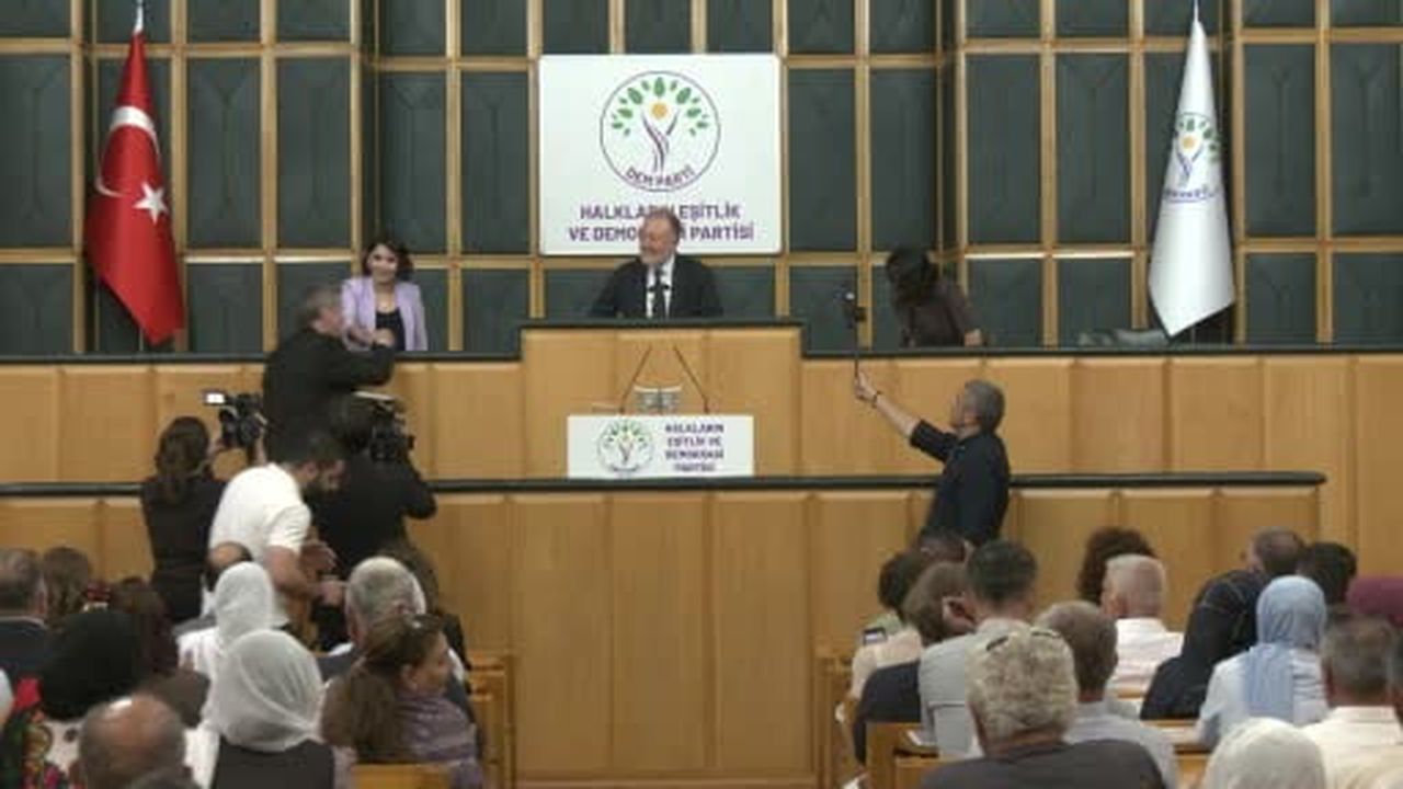 DEM Parti Genel Başkanı Tuncer Bakırhan, "Çerçeve yasa tarihi eşliğin hukukla aşılmasının ilk...