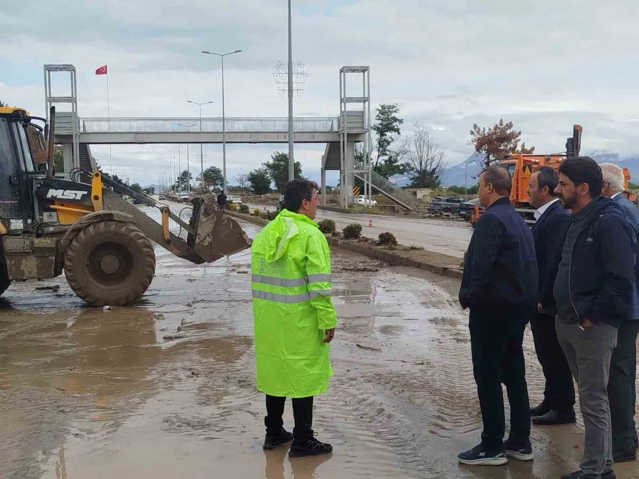 YAŞANILAN SEL AFETİNİN İLK ANINDAN İTİBAREN BELEDİYENİN TÜM İMKANLARIYLA SAHADA OLDUKLARINI DİLE...
