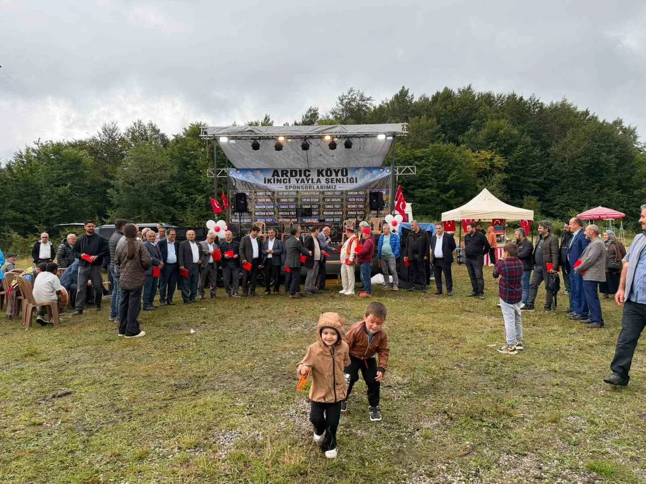 SAMSUN’UN AYVACIK İLÇESİ ARDIÇ MAHALLESİ’NDE DÜZENLENEN ŞENLİKTE, MAHALLE SAKİNLERİ VE FARKLI...