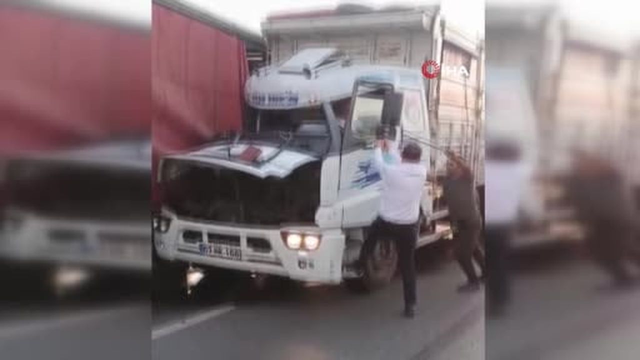 D100'de tıra çarpan kamyonun kupası ezildi: Sürü sıkıştı
