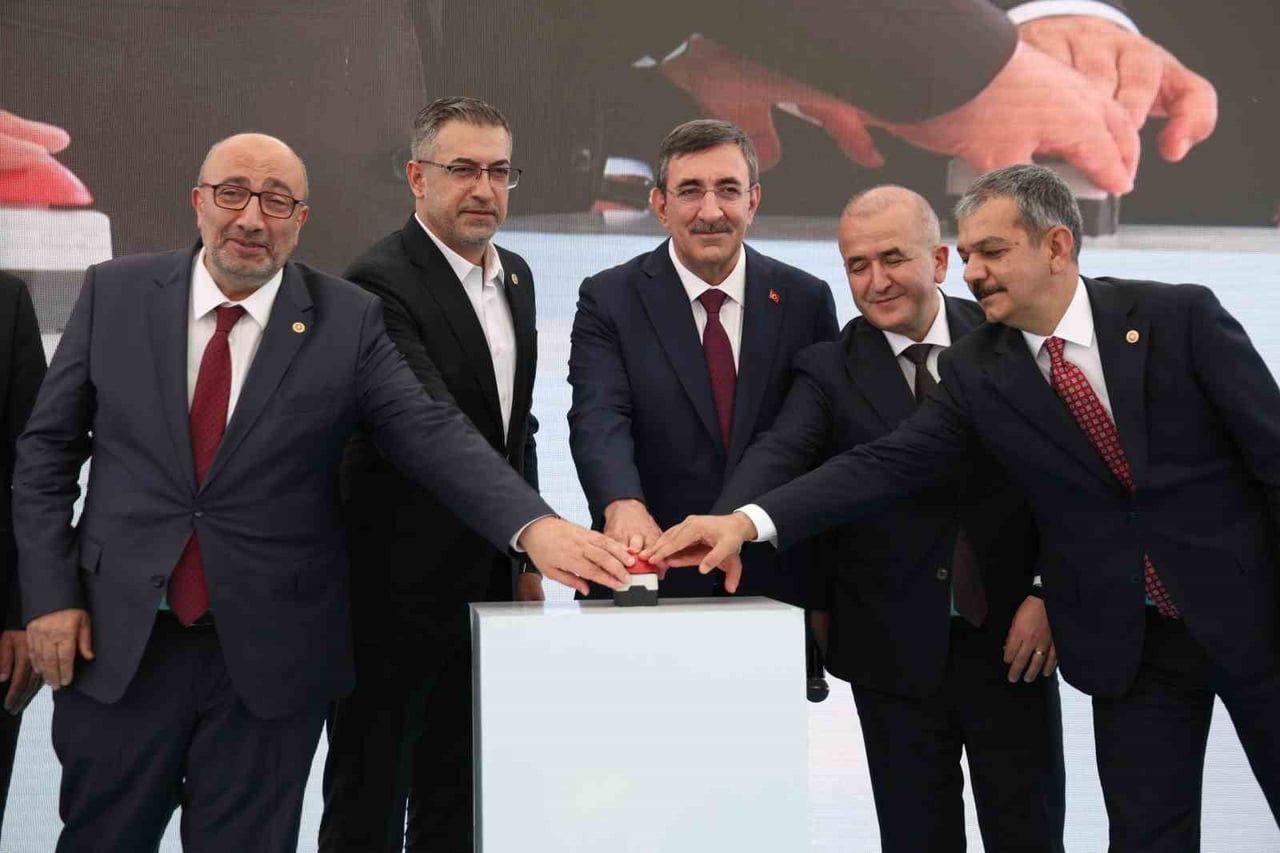 CUMHURBAŞKANI YARDIMCISI CEVDET YILMAZ, FIRAT ÜNİVERSİTESİ HASTANESİ’NİN YENİ YAPILACAK ALANDA...