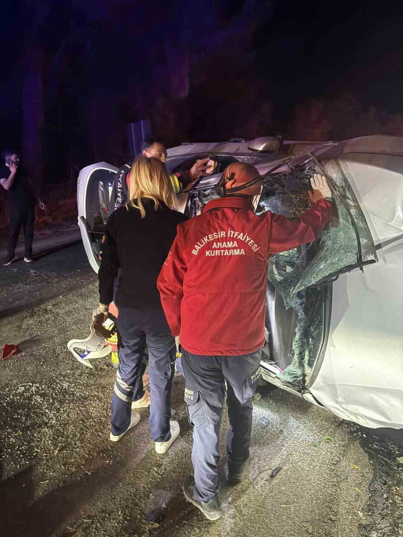 BALIKESİR'İN BALYA İLÇESİNDE MEYDANA GELEN TEK TARAFLI TRAFİK KAZASINDA ŞARAMPOLE UÇAN...
