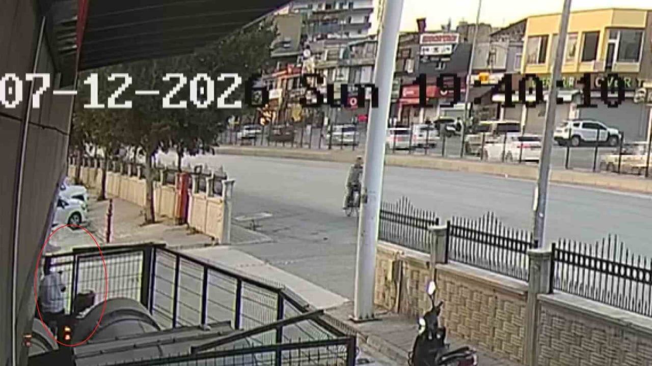 ADANA'DA HASTANEYE REFAKATÇİ GİBİ GELDİĞİ ÖNE SÜRÜLEN ŞÜPHELİ, PARK HALİNDEKİ MOTOSİKLETİ DÜZ...