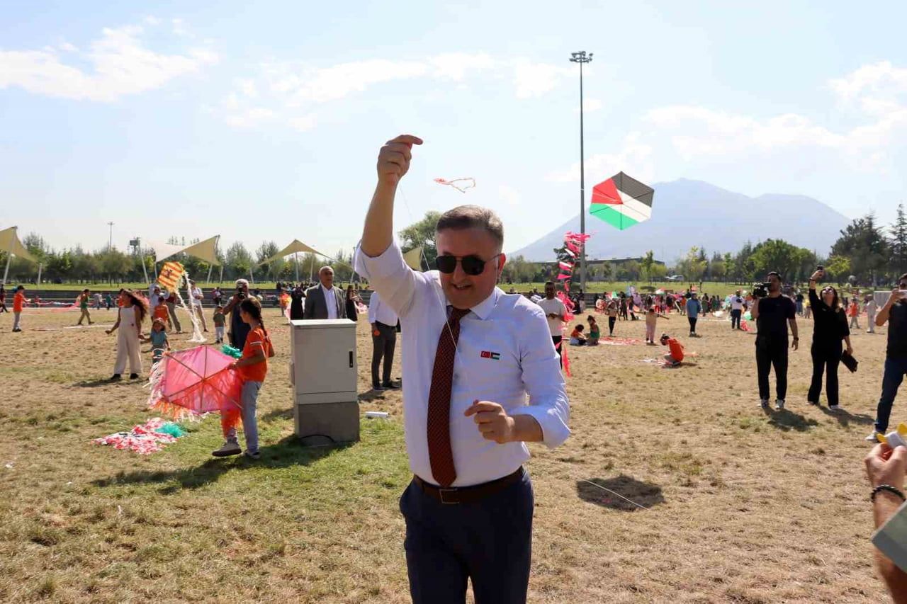 KAYSERİ'DE MİNİK ÖĞRENCİLER, GAZZE'DE YAŞANANLARA YÖNELİK DUYARLILIK OLUŞTURMAK VE ÇOCUKLARIN...