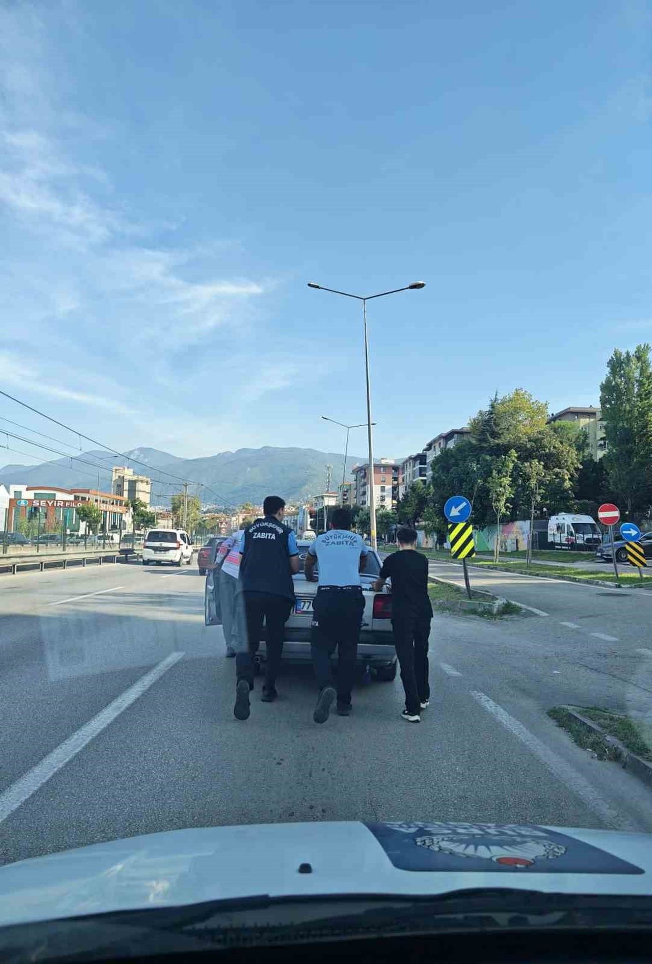 BURSA'DA YAKITI BİTTİĞİ İÇİN YOLDA KALAN SÜRÜCÜNÜN YARDIMINA ZABITA EKİPLERİ KOŞTU. YOLDA KALAN...