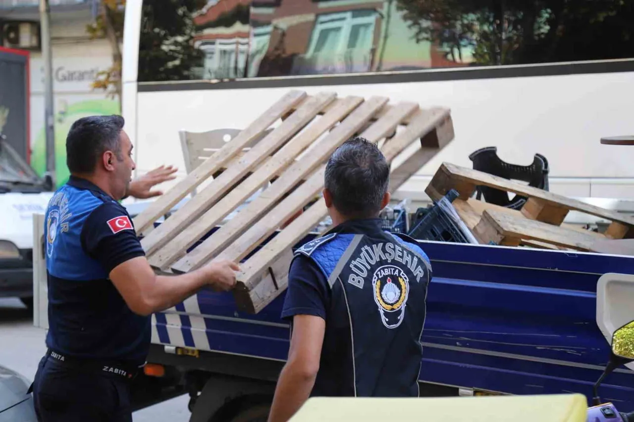 DENETİMLERDE İŞ YERLERİ TARAFINDAN KALDIRIMLARA BIRAKILAN MASA VE SANDALYELER, TEŞHİR ÜRÜNLERİ...