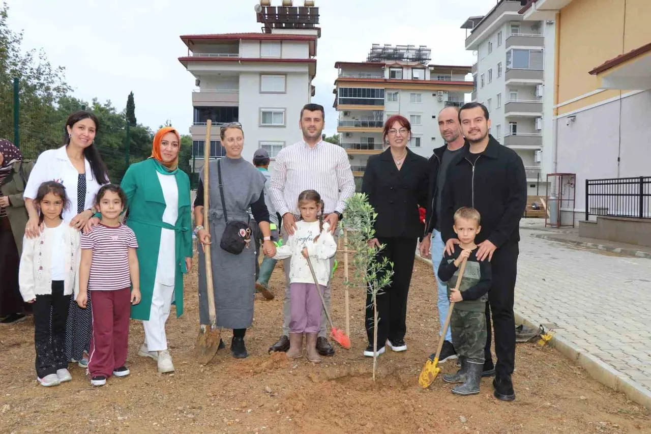 ALANYA BELEDİYESİ PARK VE BAHÇELER MÜDÜRLÜĞÜ TARAFINDAN GÜLEVŞEN ANAOKULU’NDA DÜZENLENEN ZEYTİN...