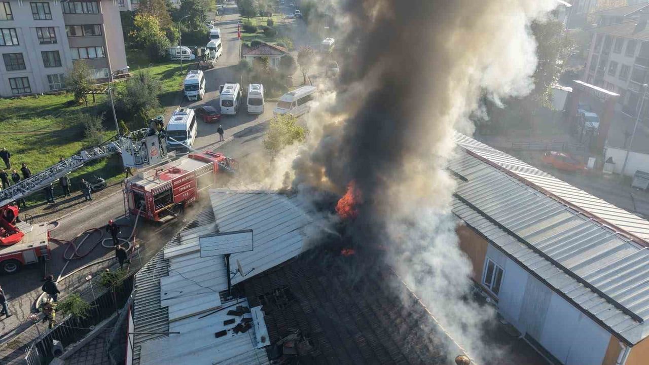DÜZCE'DE KIRAATHANENİN ÇATISINDA ÇIKAN YANGINDA NEDENİYLE İŞ YERİ KULLANILAMAZ HALE GELDİ.