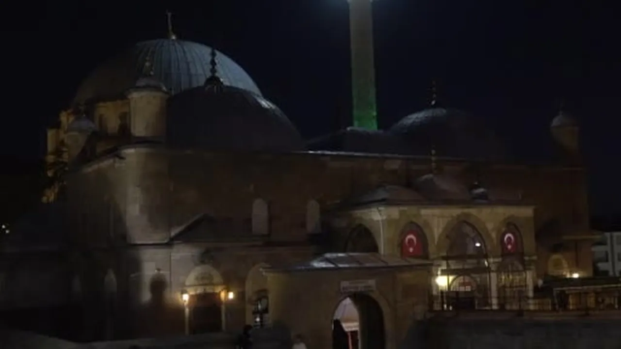Mevlid Kandili’nde tarihi Çapanoğlu Camii’nde dualar edildi