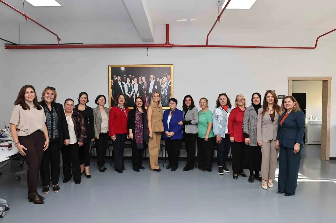 NİLÜFER’DE 26 EKİM KADIN MUHTARLAR GÜNÜ DOLAYISIYLA DÜZENLENEN ETKİNLİKTE KADIN MUHTARLAR BİR...