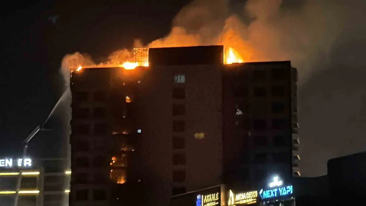 DİYARBAKIR’IN KAYAPINAR İLÇESİNDE 12 KATLI BİR PLAZANIN DIŞ CEPHESİNDE ÇIKAN YANGIN BÜTÜN KATLARA...