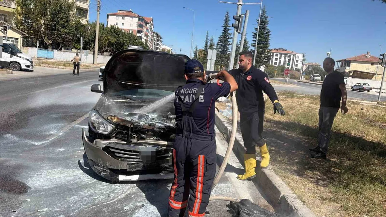 ÇORUM'UN SUNGURLU İLÇESİNDE OTOMOBİLE ÇARPAN HAFİF TİCARİ ARAÇTA ÇIKA YANGIN İTFAİYE EKİPLERİ...
