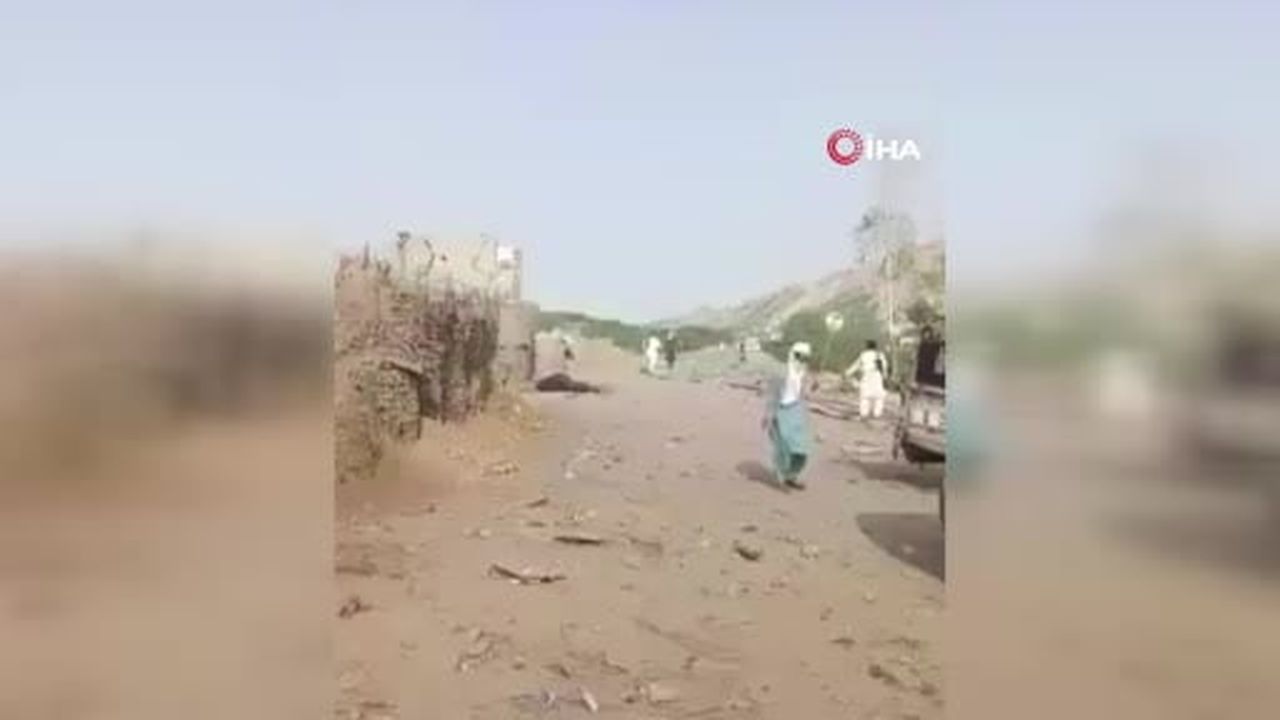 Pakistan’ın Kyber Pakhtunkhwa eyaletine bağlı Dera İsmail Khan kentinde, kaçakçılıkla mücadele...
