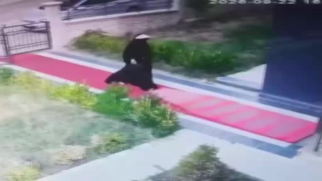 Evden hırsızlık yaptı, parkta kıyafet değiştirip kaçtı: Otobüste yakalandı
