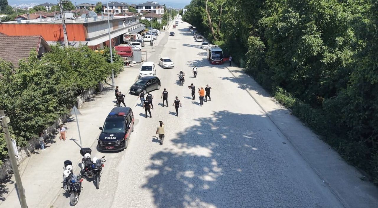 DÜZCE’DE POLİS EKİPLERİNİN GERÇEKLEŞTİRDİĞİ TATBİKATI GERÇEK SANARAK KORKAN MİNİK İKİ KIZ...