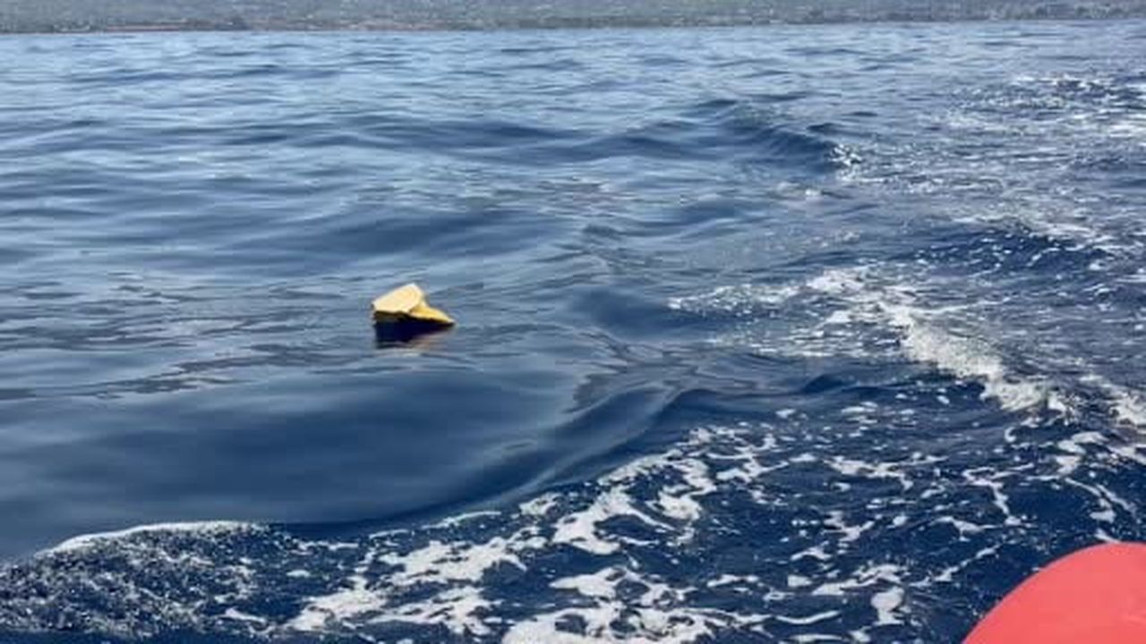 Girne açıklarında batan geminin çevresinde denize savrulan eşyalar görüntülenirken, bir valizin de...