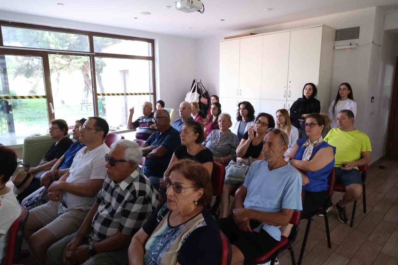ANTALYA BÜYÜKŞEHİR BELEDİYESİ BÜNYESİNDE ALZHEİMER HASTALARI VE YAKINLARINA HİZMET VEREN MAVİ...