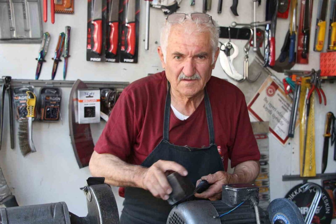 VAN'DA 59 YILDIR BIÇAK BİLEYEN 73 YAŞINDAKİ MÜZBAH CENGİZ, BABASINDAN DEVRALDIĞI MESLEĞİYLE...