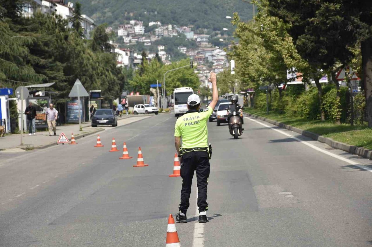 ORDU’DA TRAFİK EKİPLERİNCE SON BİR HAFTADA YAPILAN DENETİMLERDE 16 BİN 355 ARAÇ VE SÜRÜCÜSÜ...