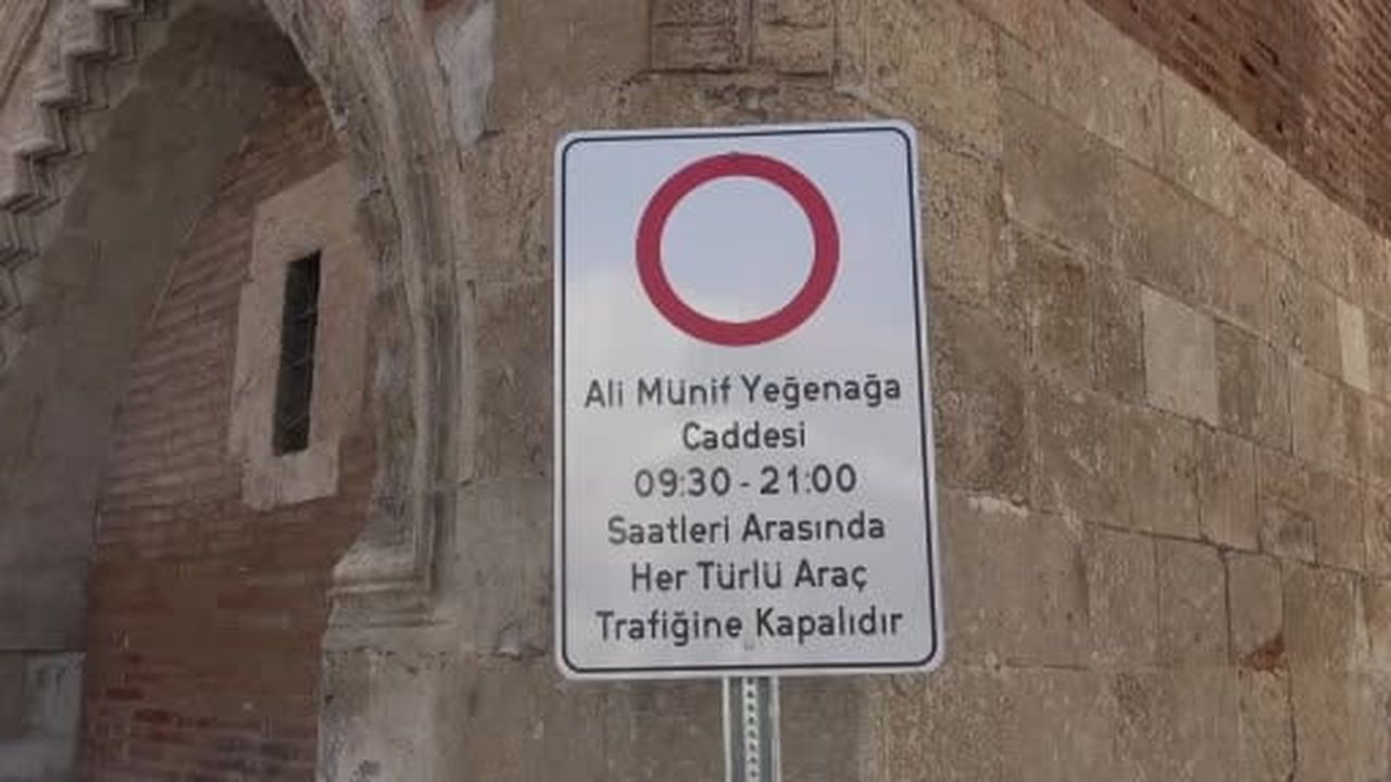Tarihi Büyük Saat Kulesi'nin bulunduğu cadde trafiğe kapatıldı