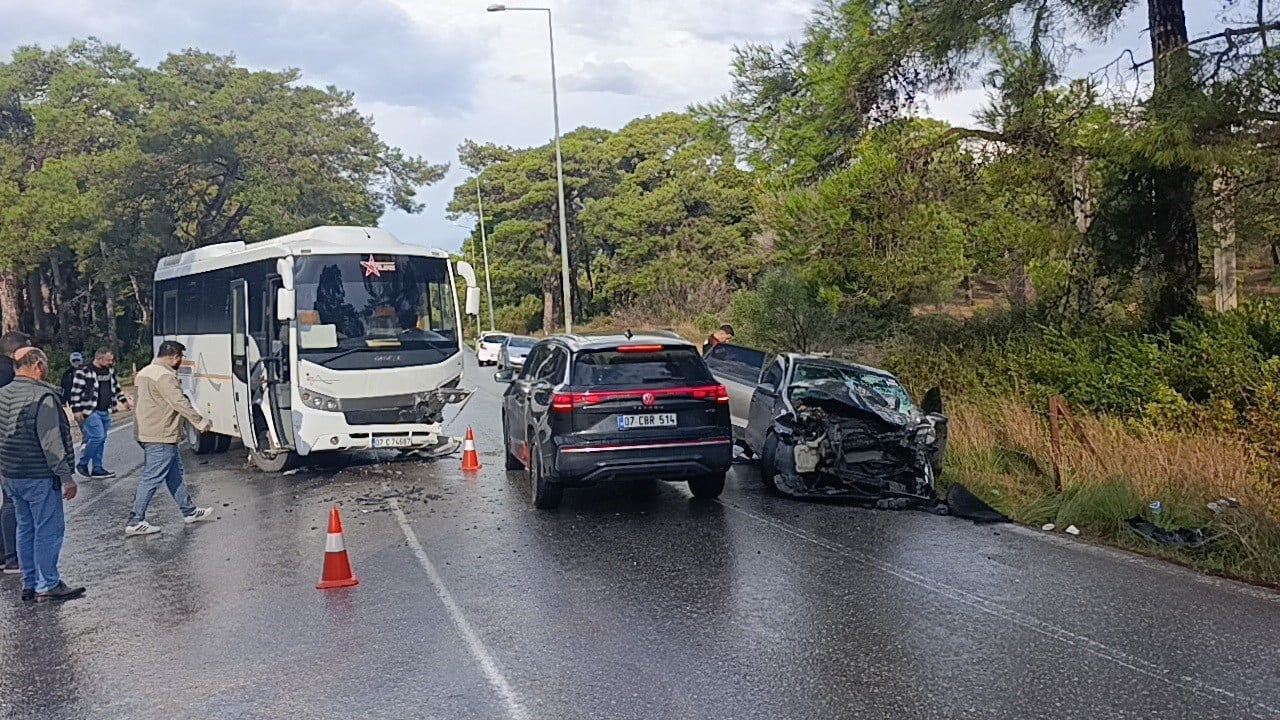 ANTALYA'DA OTOMOBİL İLE SERVİS MİDİBÜSÜNÜN ÇARPIŞMASI SONUCU MEYDANA GELEN KAZADA OTOMOBİL...