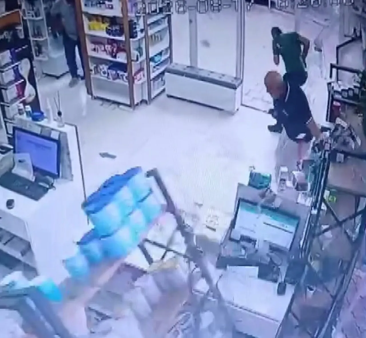MALATYA’DA ŞİDDETLİ FIRTINADA CAMLARI PATLAYAN ECZANEDEKİ PANİK ANLARI GÜVENLİK KAMERASINA...