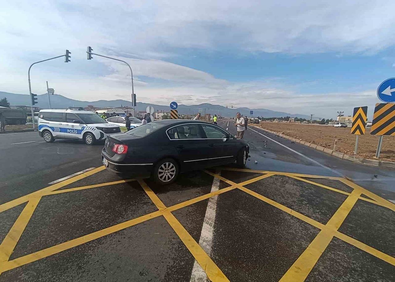 İSLAHİYE İLÇESİNDE İKİ OTOMOBİLİN ÇARPIŞTI