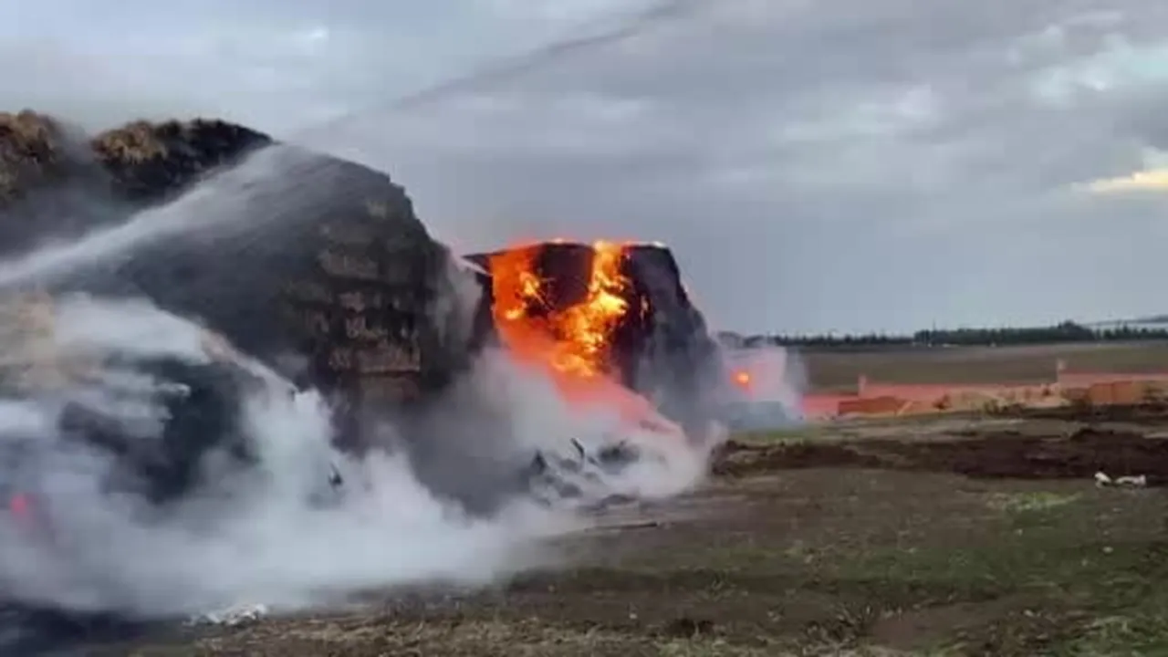 Yıldırım düştü, 500 ton saman balyası alev alev yandı