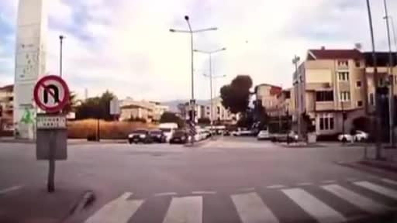 Hatalı dönüş yapan otomobil kazaya neden oldu