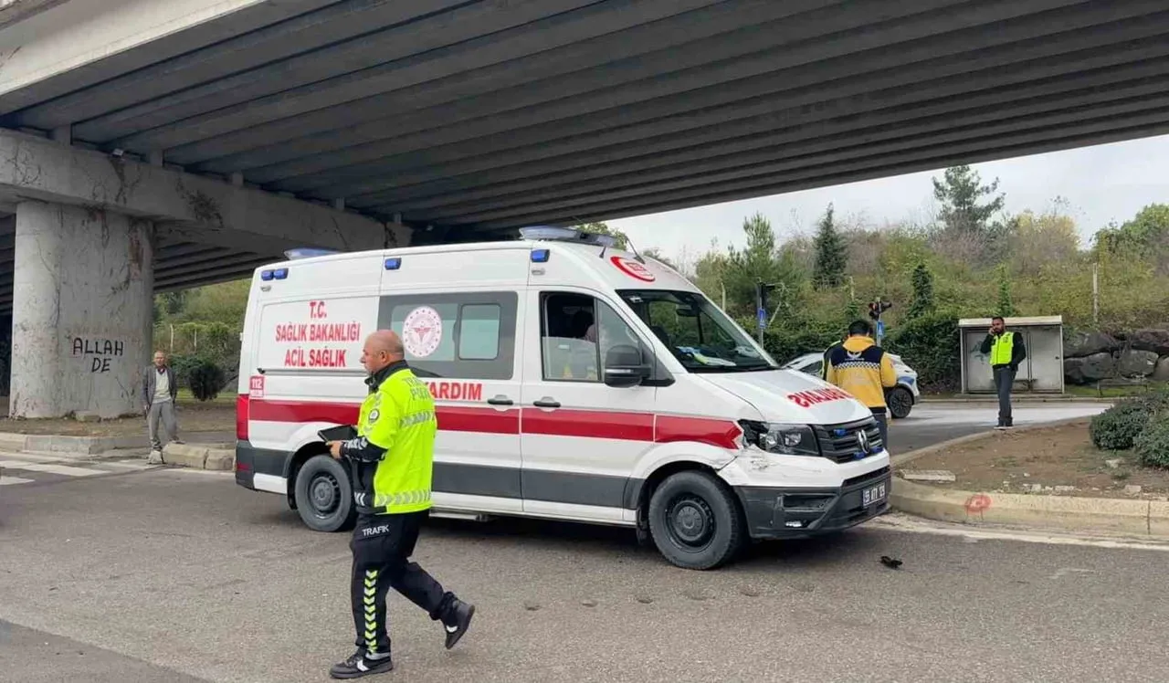 SAMSUN'DA HASTA BULUNMAYAN AMBULANS İLE İÇERİSİNDE YOLCULARIN BULUNDUĞU MİNİBÜSÜN ÇARPIŞTIĞI...