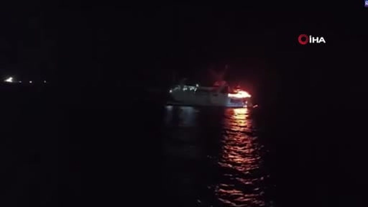 Endonezya’nın turistik adası Bali’den yola çıkan yolcu feribotunun alev alması sonucu 1 kişi...