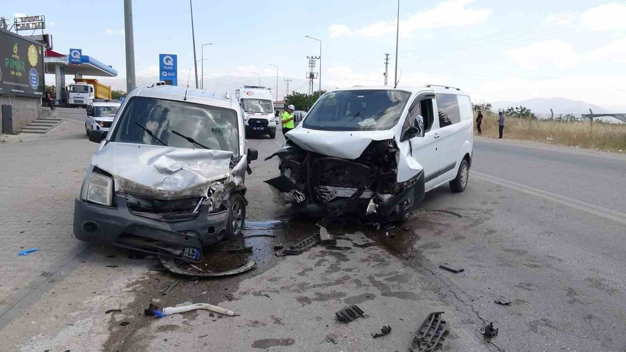 KAZA ANI KAMERADA: 8 KİŞİNİN YARALANDIĞI ÇARPIŞMANIN GÖRÜNTÜLERİ ORTAYA ÇIKTI