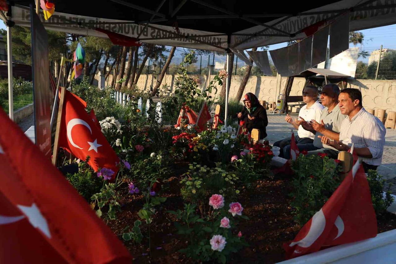 AİLELER, ÇOCUKLARIN MEZARI BAŞINDA KUR'AN-I KERİM OKUYUP DUA ETTİ.