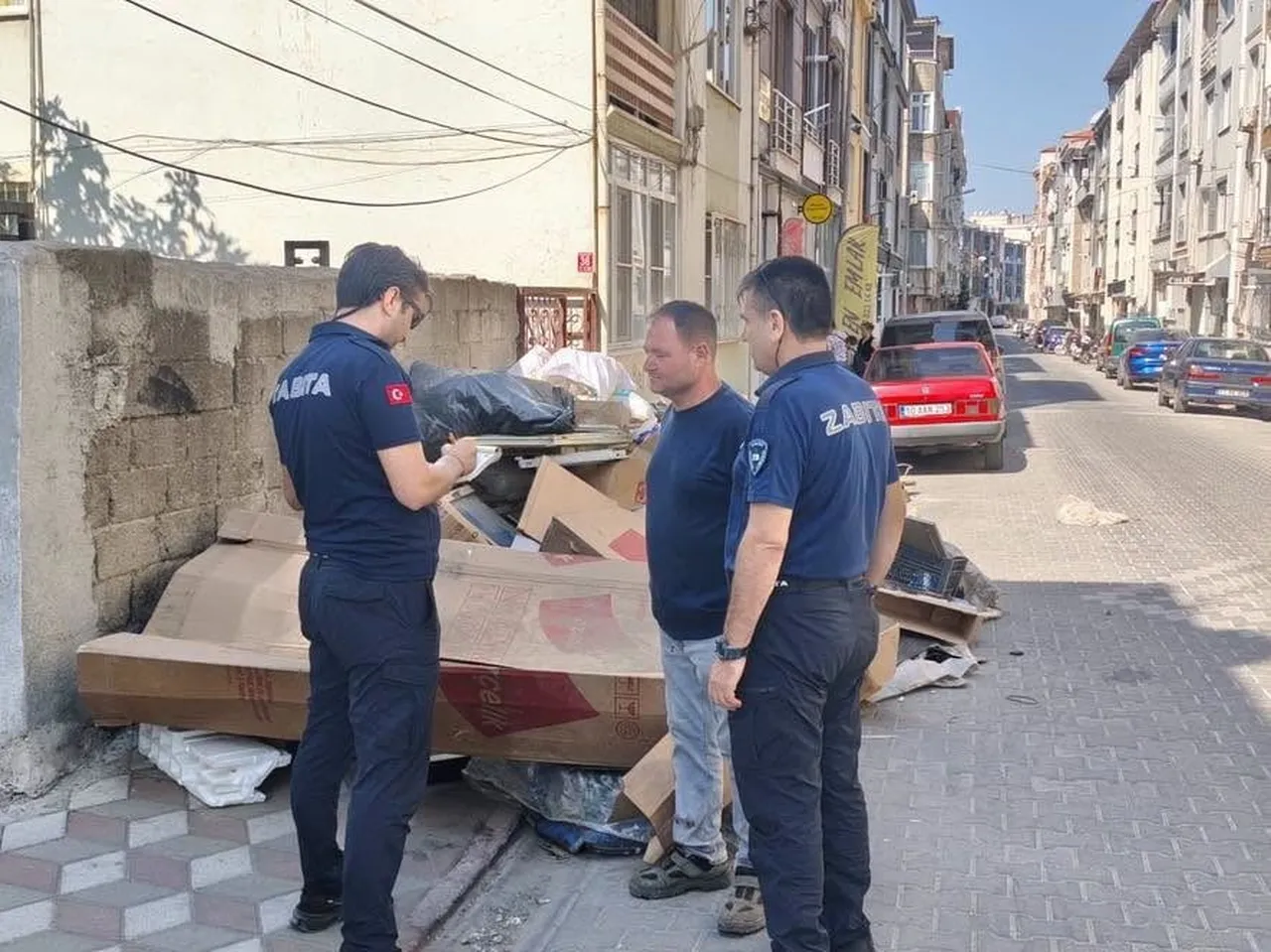EDREMİT BELEDİYESİ ZABITA MÜDÜRLÜĞÜ EKİPLERİ, KENT GENELİNDE İZİNSİZ ŞEKİLDE BIRAKILAN MOLOZ, ESKİ...